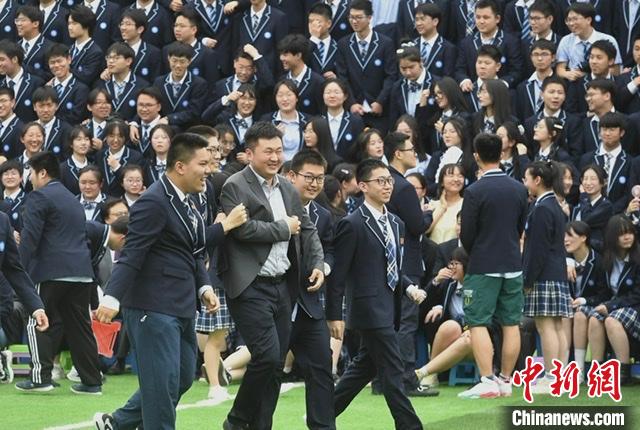 学生邀请老师拍摄毕业照。　韩苏原 摄