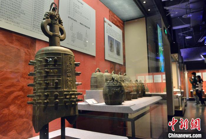 图为5月18日，古代音乐文物展上展示的清代泉州府学甬钟。　张斌 摄