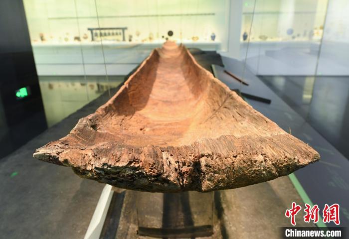 图为：中国江南水乡文化博物馆展出的良渚时期独木舟。　王刚 摄