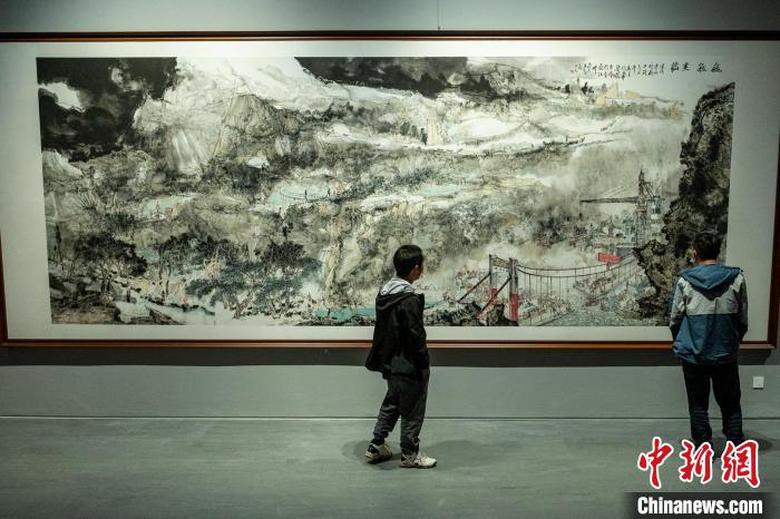 中国画作品《魏巍金桥·建设中的川藏公路》吸引参观者驻足欣赏。　刘忠俊 摄