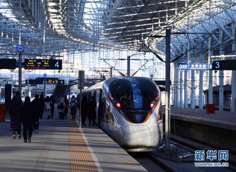 京张高铁列车停靠在北京北站（2020年12月30日摄）。新华社记者 张晨霖 摄
