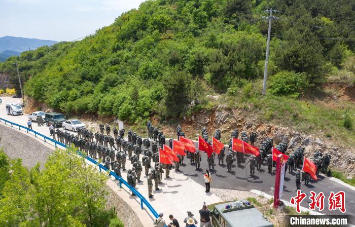百余民兵重走抗战路。　张文军 摄