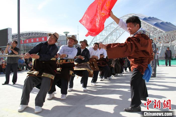 图为各族群众一起参与拔河比赛。　海西州委宣传部 供图