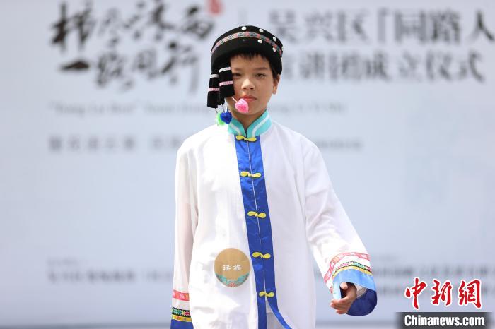 身穿瑶族服饰的学生在T台走秀 施紫楠 摄 摄