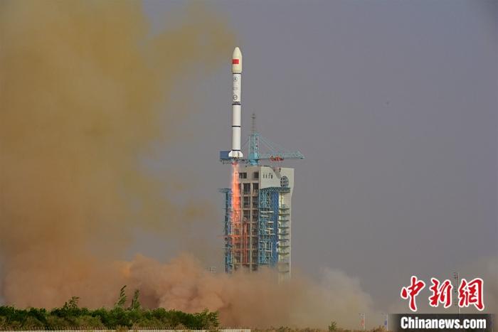 中国乐成发射3颗低轨通讯试验卫星