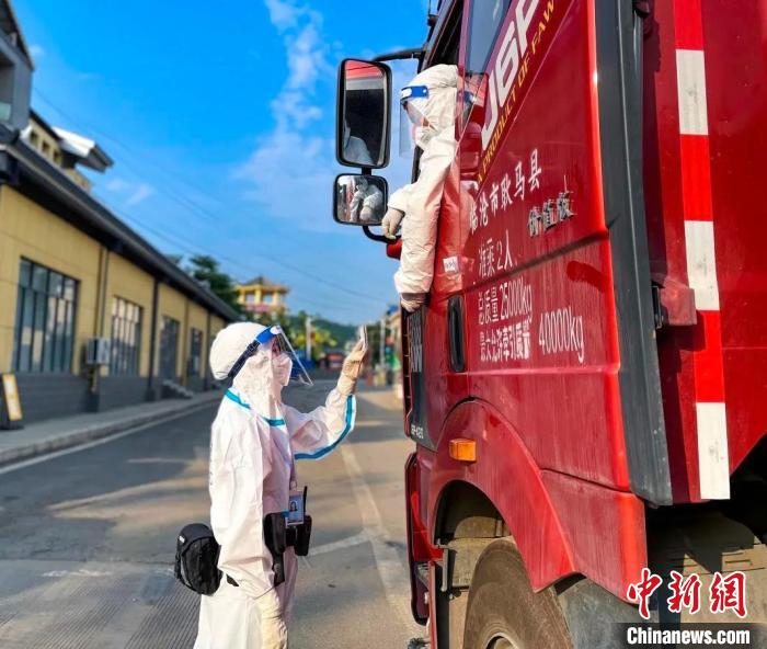 图为民警查验证件。　清水河边检站供图