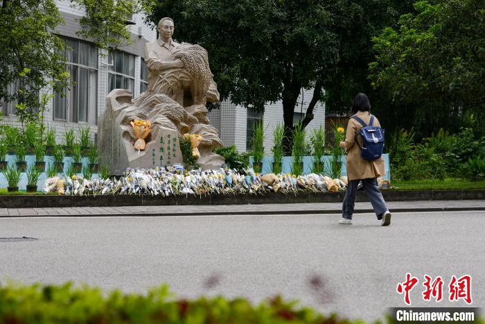5月22日，西南大学师生自发在校内袁隆平雕像前献花，表达思念。　何蓬磊 摄