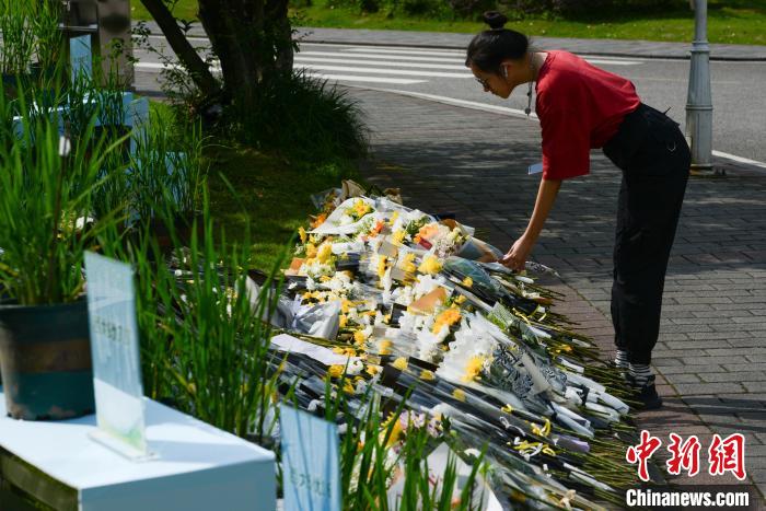 5月22日，西南大学师生自发在校内袁隆平雕像前献花，表达思念。　何蓬磊 摄