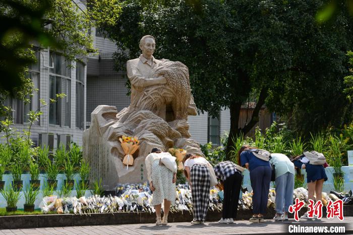 5月22日，西南大学师生自发在校内袁隆平雕像前献花、鞠躬，表达思念。　何蓬磊 摄