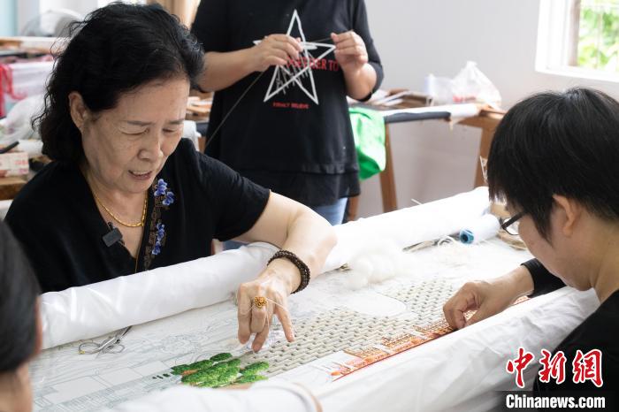 潮绣大师康惠芳：飞针走线六十载至今仍是弄“潮”儿