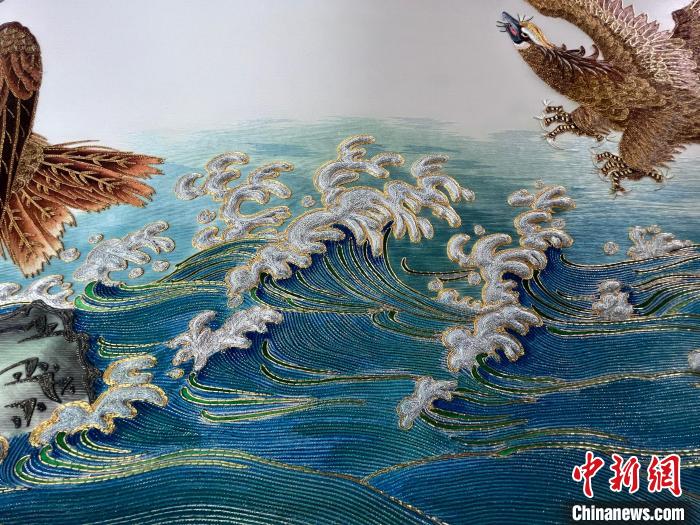 康惠芳的作品结合多种绣法的优点，画面立体，颇具动感。　方伟彬 摄