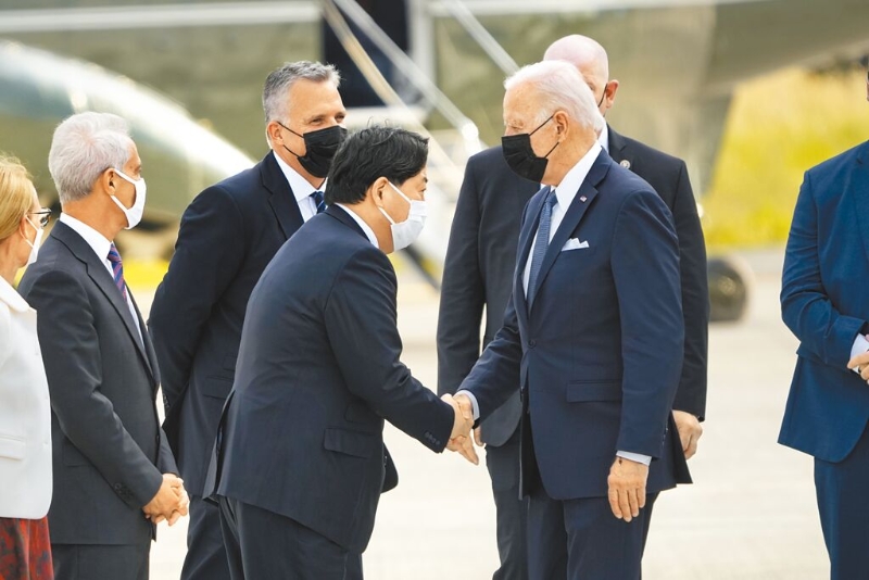 美国总统拜登（右）抵达日本东京近郊横田空军基地，日本外务大臣林芳正率队接机。（美联社）