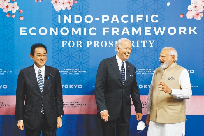 美国总统拜登（中）、日本首相岸田文雄（左）和印度总理莫迪（右），参加印太经济架构启动仪式。 （路透）