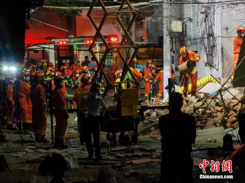 直击江苏常州一店铺爆炸现场  消防人员开展救援