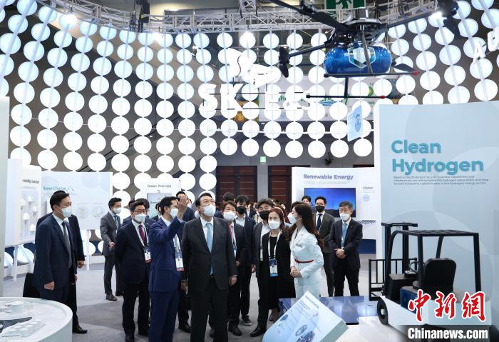 图为尹锡悦参观世界天然气大会展台。　韩国总统办公室供图