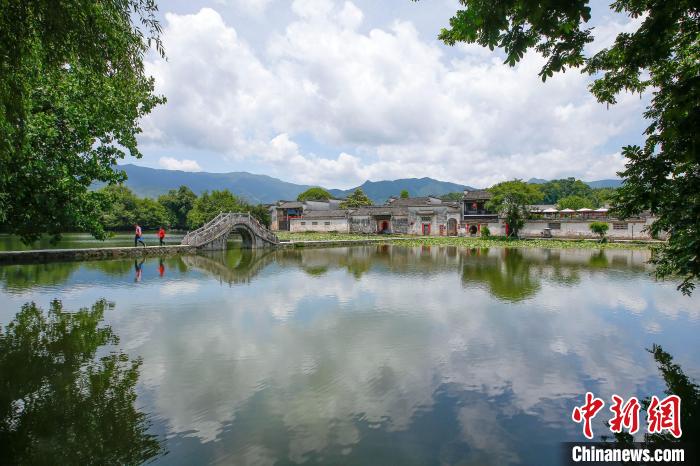 在安徽省黄山市黟县宏村南湖拍摄的夏日美景。　施亚磊 摄