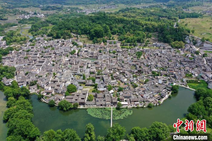 2022年5月24日，在安徽省黄山市黟县宏村南湖拍摄的夏日美景。(无人机照片) 施亚磊 摄