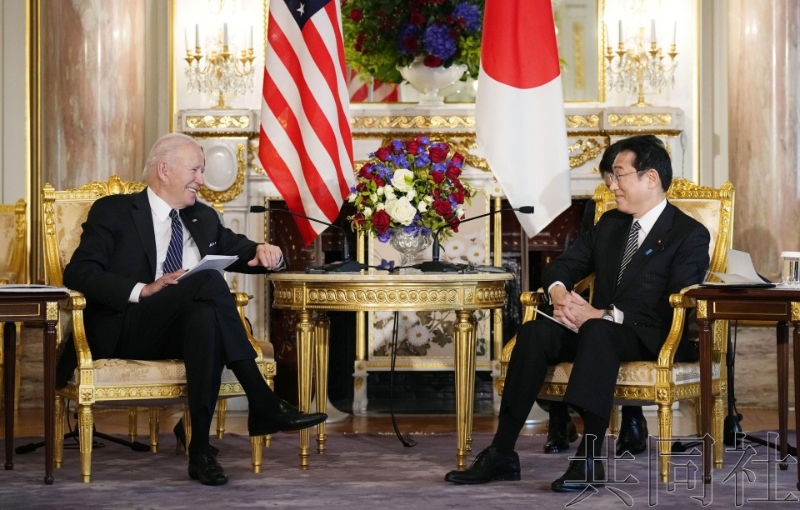 5月23日上午，日本首相岸田文雄（右）与美国总统拜登在东京元赤坂的迎宾馆举行会谈。（共同社）