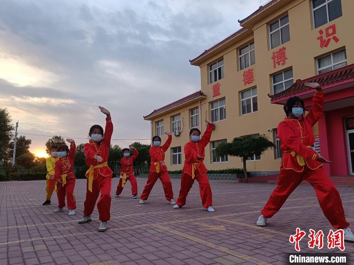 图为郭桥小学学生们正在练习郭桥武术基本功。　寇海晨 摄