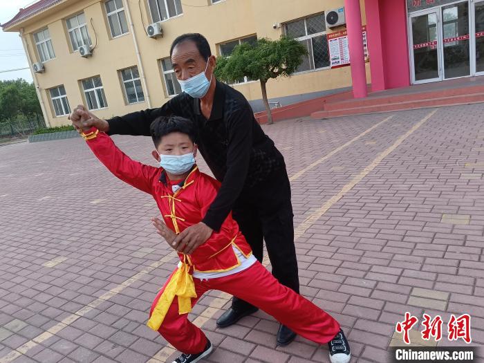 图为郭庆和(黑衣)为郭桥小学爱好武术的学生授课。　寇海晨 摄