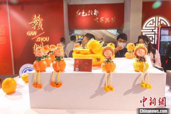 图为赣州馆内展出的赣南脐橙类文创产品。　刘力鑫 摄