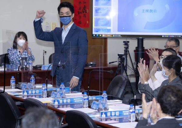 备战年底县市长选举，国民党25日下午举行中常会，会中通过提名现任民代蒋万安（左2）参选台北市长，众人热烈鼓掌。（图源：台湾“中央社”）