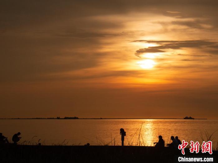 海口湾落日美景。　凌楠 摄