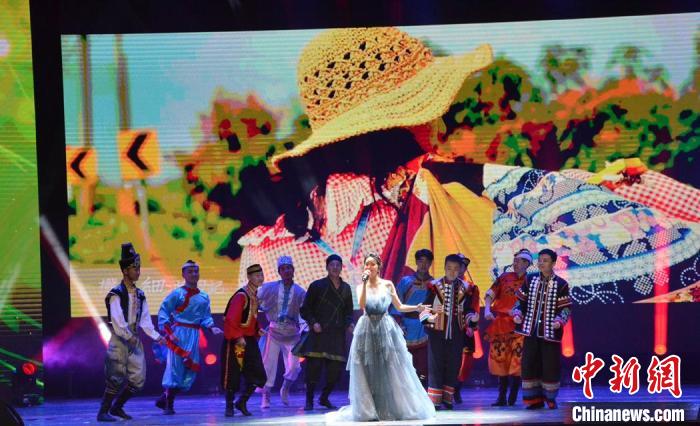 图为台湾女歌手、演员魏晖倪与大陆音乐人同台表演。
