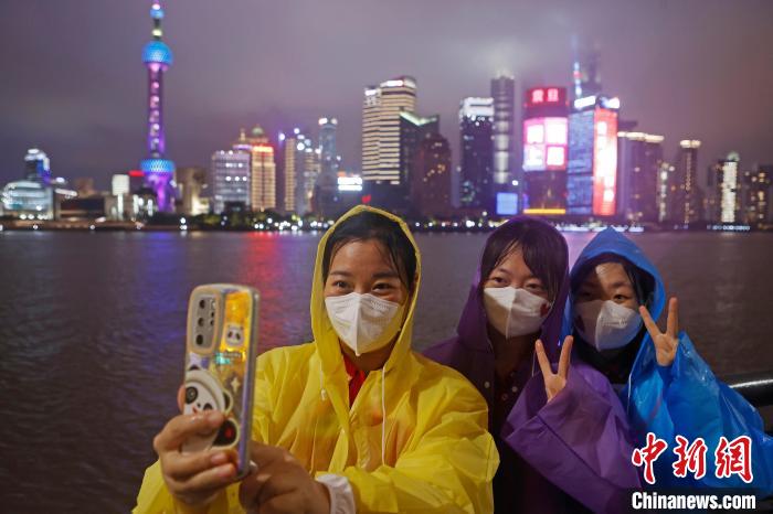 （上海战疫录）湖北省援沪医疗队离沪前冒雨参观上海外滩
