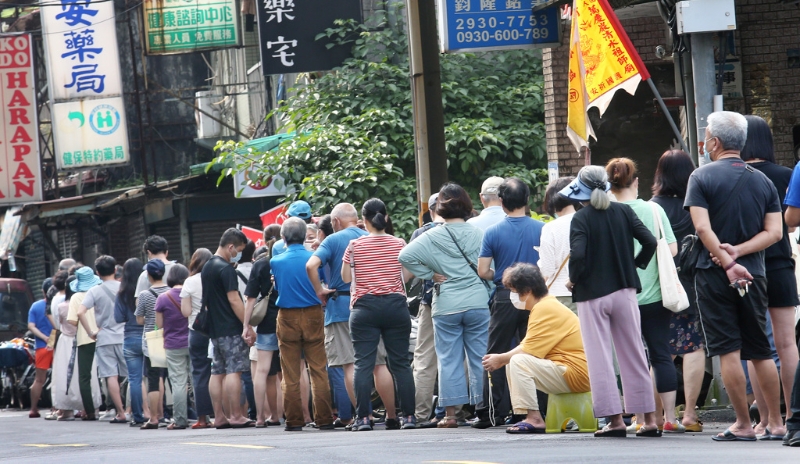 許多民眾去藥局排隊購買快篩試劑。(資料照 范揚光攝) 圖片來源“中時新聞網”.jpg