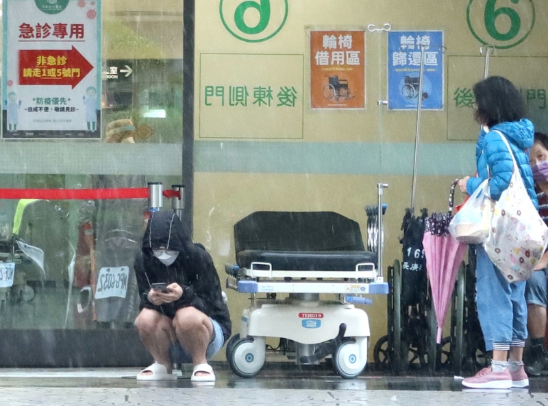 　陈时中表示，连续几天确诊数都在八、九万之间超过一个礼拜，看起来比较平稳了。图为台湾民众在医院的防疫急门诊等候看诊。(图 记者粘耿豪摄影) 图片来源：台湾“中时新闻网”.jpg
