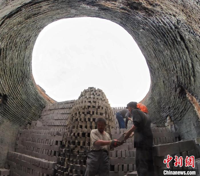 河北任丘：百年老砖窑为故宫烧制青砖39年