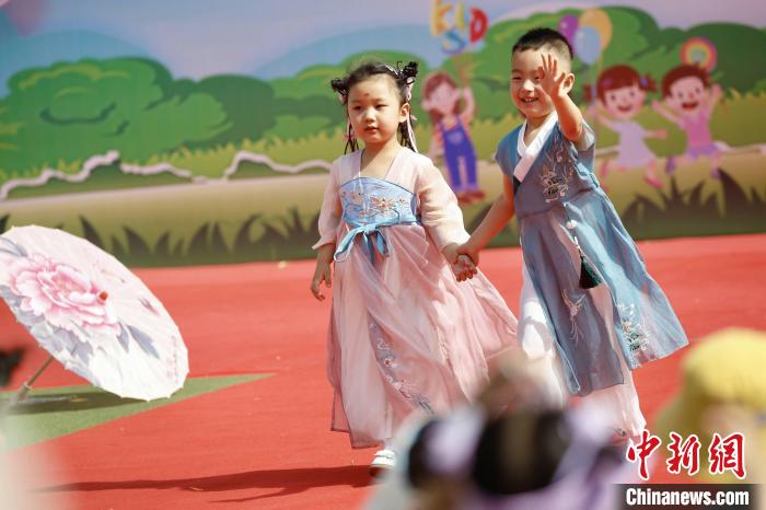 两位身穿汉服的小朋友,牵手走秀. 陈阳 摄