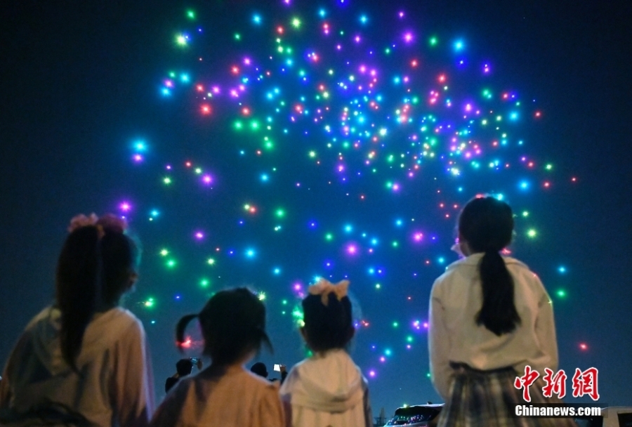 天津无人机灯光秀“致童年”