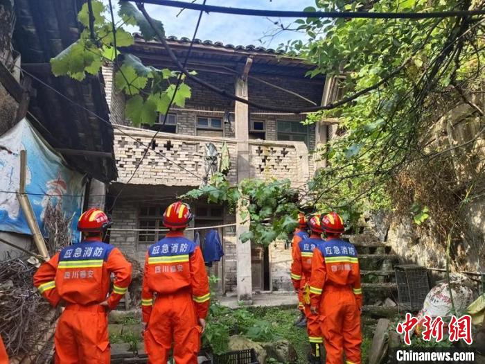 消防員巡查地震中房屋受損情況。　四川消防供圖