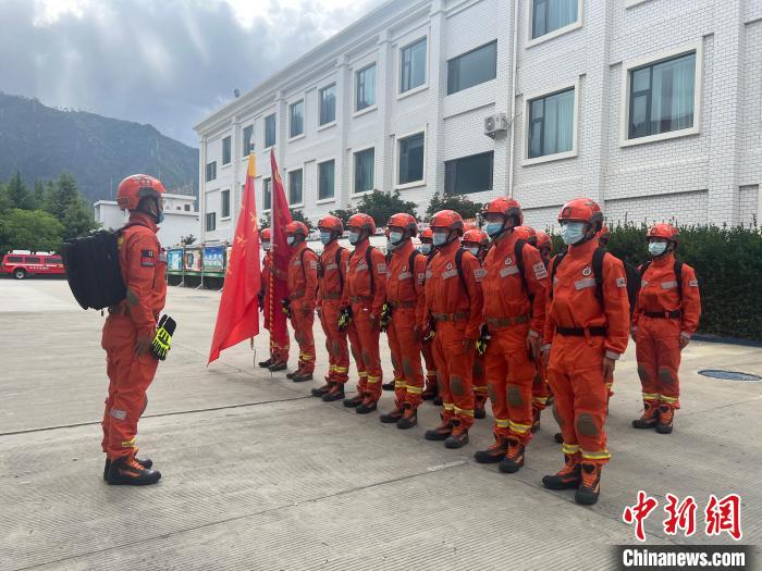 图为林芝市森林消防支队迅速启动地震救援应急响应，展开地震救援拉动演练。　西绕拉翁 摄