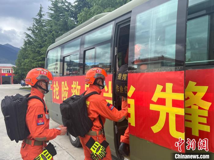 图为林芝市森林消防支队迅速启动地震救援应急响应，展开地震救援拉动演练。　西绕拉翁 摄