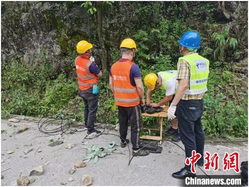 中國電信搶險人員在寶興和蘆山之間小漁溪進行光纜搶修。　中國電信四川公司供圖