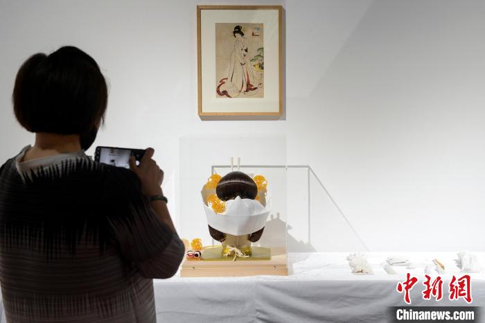 图为观众观看《日本佳礼 心意成形——日本传统馈赠之美》巡回展。　何蓬磊 摄