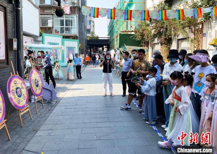 6月1日，小朋友在体验射五毒等传统端午习俗中，度过了一个有意义的儿童节。　崔佳明 摄