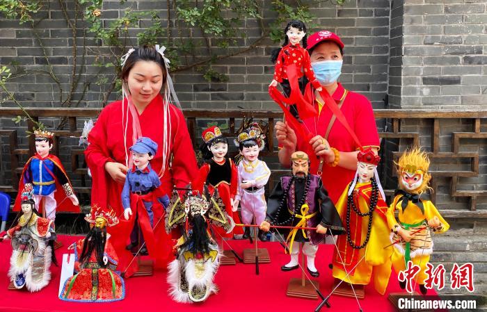 扬州仁丰里历史文化街区端午市集，民众体验非遗文化，感受木偶魅力。　崔佳明 摄