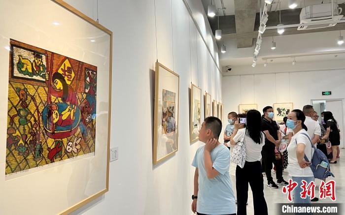 图为观众在王琦美术博物馆观看中日少儿版画作品。　肖江川 摄