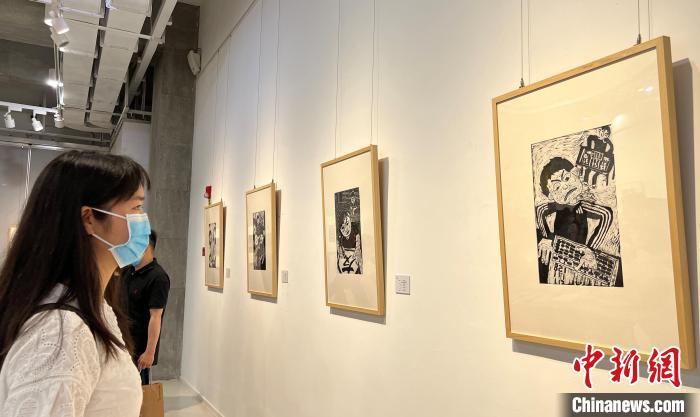 图为观众在王琦美术博物馆观看中日少儿版画作品。　肖江川 摄