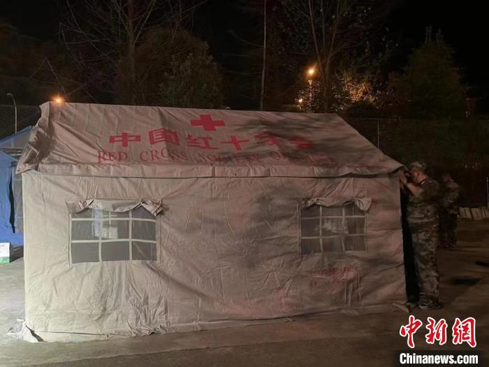 救灾帐篷正在搭建。　四川省红十字会供图