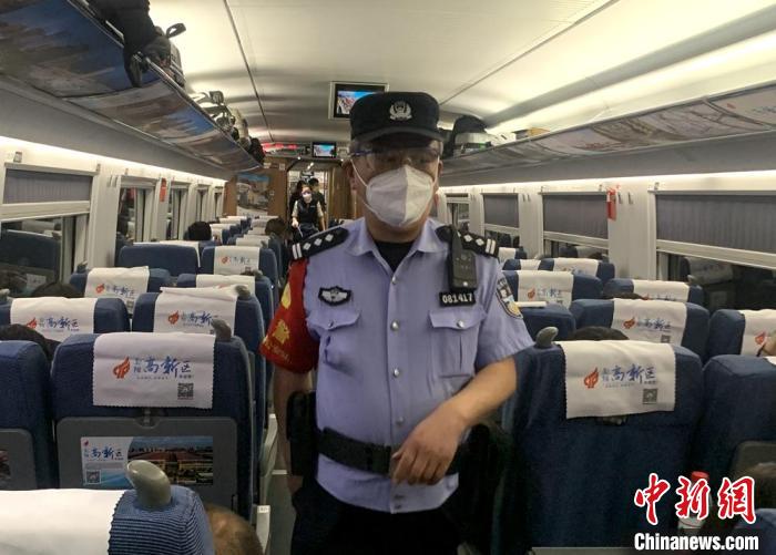 雅安地震後G2207次列車乘務人員力保400多名旅客安全