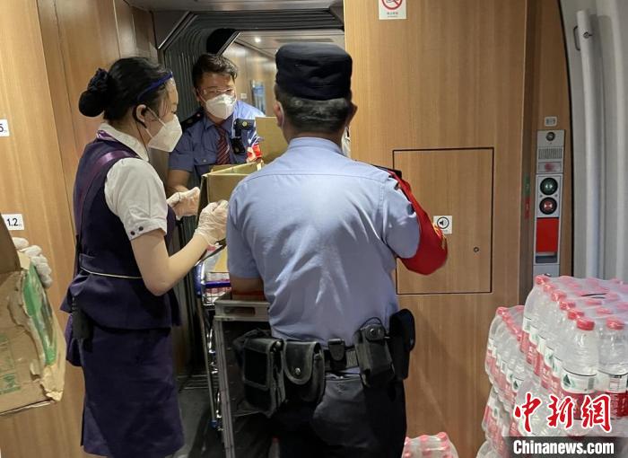 乘警與列車工作人員一起運送礦泉水。　徐州鐵路公安處供圖