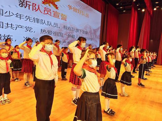 青岛市崂山区张村河小学举行2022年首批新队员入队仪式