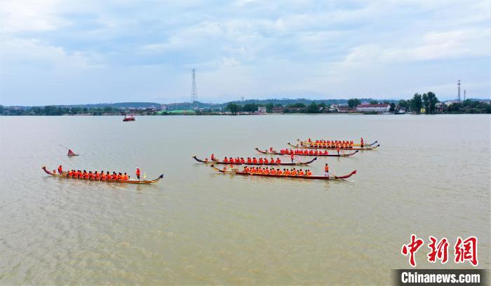 图为无人机航拍参赛的龙舟队伍在开阔的赣江上奋勇争先。　邱哲 摄