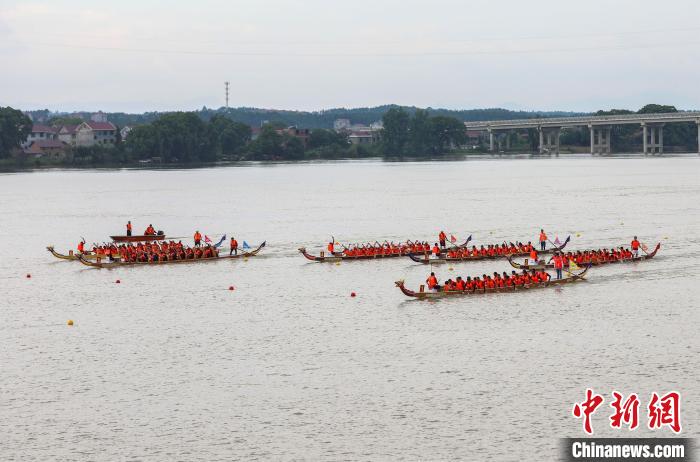 图为参赛的龙舟队伍在赣江之上劈波斩浪，奋力向前。　邱哲 摄