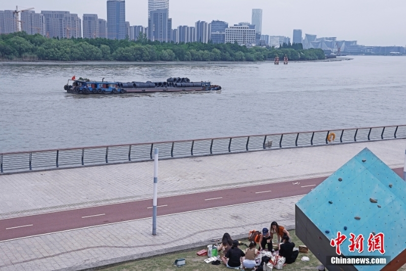 上海民众端午假期享受户外生活
